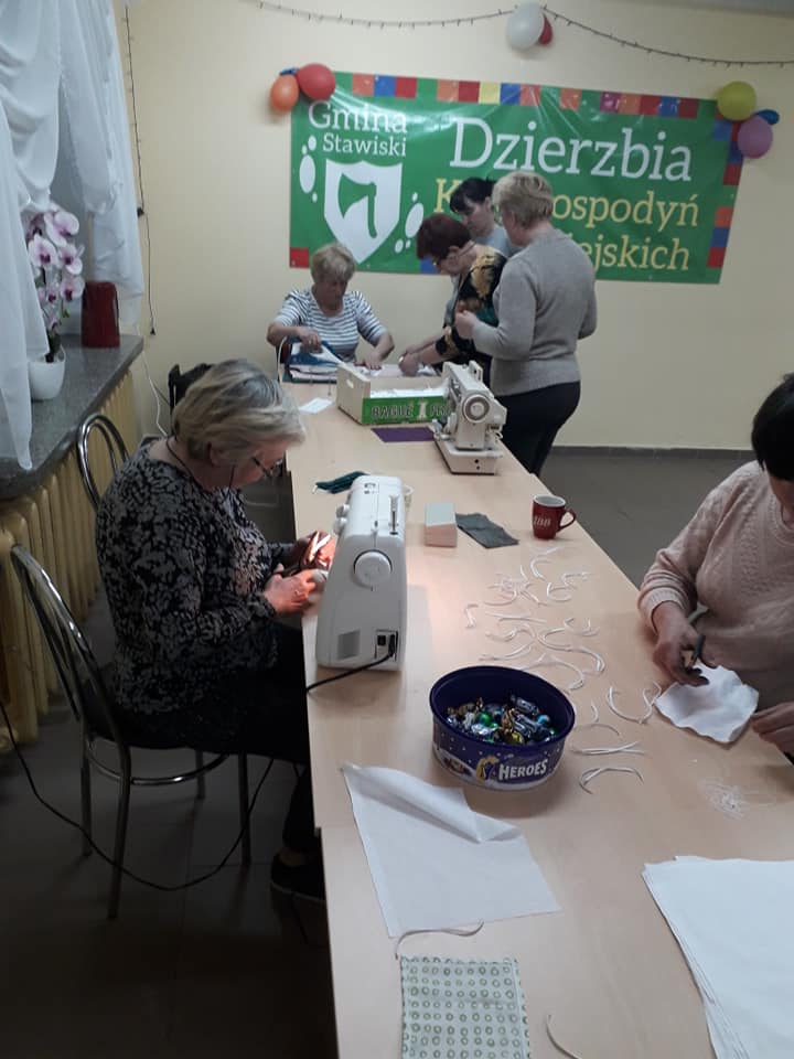 KGW Dzierzbia szyje maseczki dla potrzeujących (10).jpg