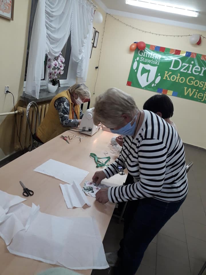 KGW Dzierzbia szyje maseczki dla potrzeujących (11).jpg
