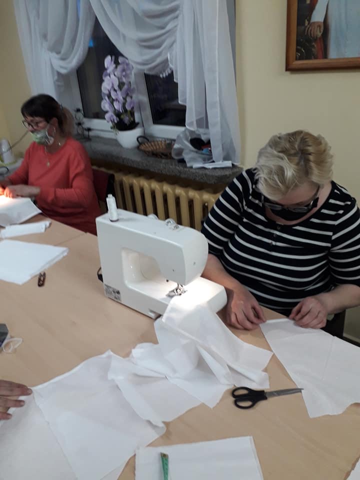 KGW Dzierzbia szyje maseczki dla potrzeujących (12).jpg