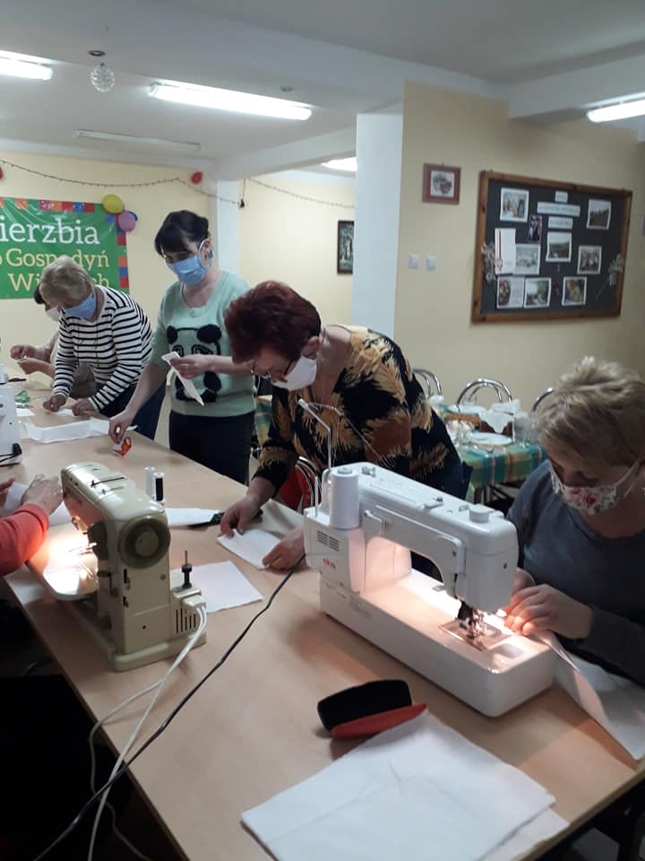 KGW Dzierzbia szyje maseczki dla potrzeujących (7).jpg