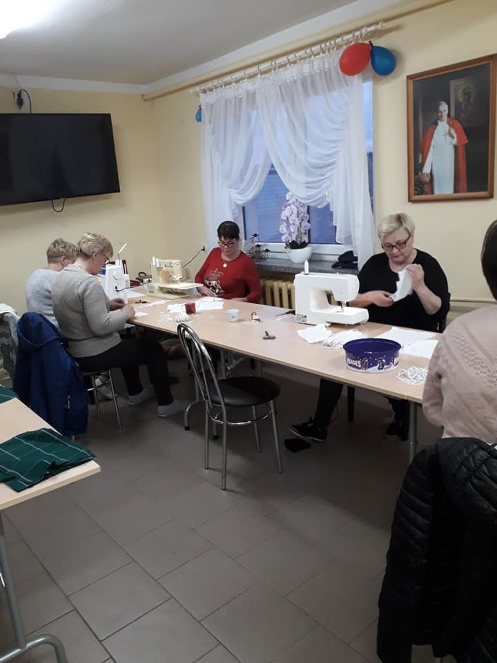 KGW Dzierzbia szyje maseczki dla potrzeujących (9).jpg
