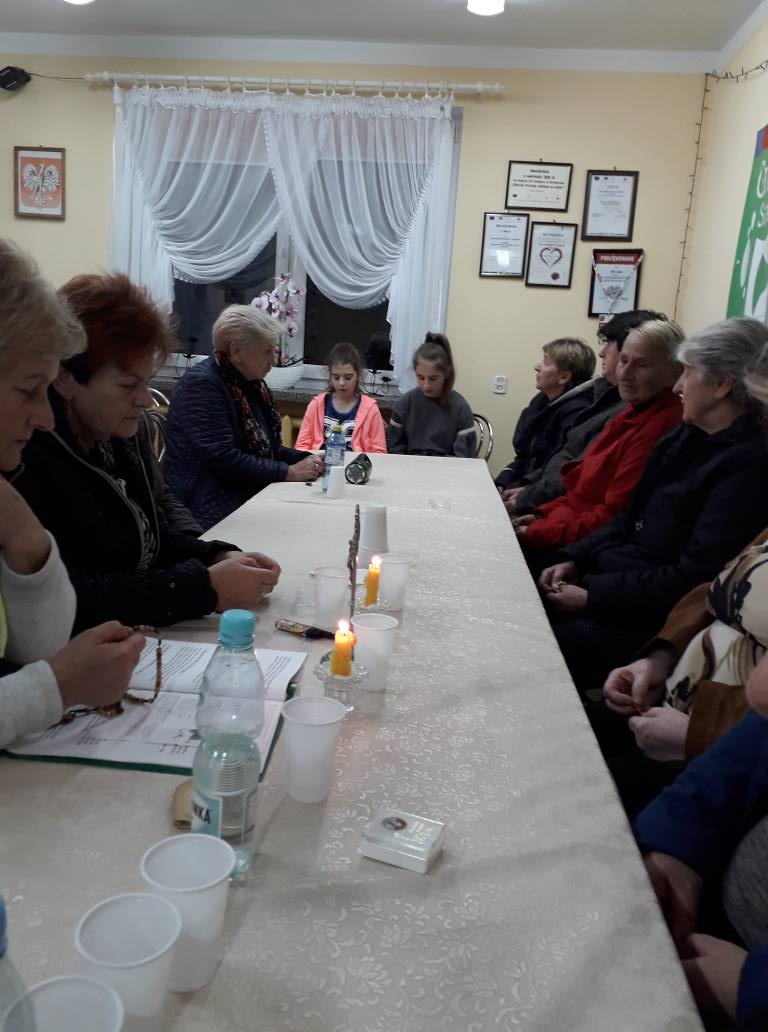 Koło nasze jak do tańca tak i do różańca. Spełniamy październikowy obowiązek (5).jpg